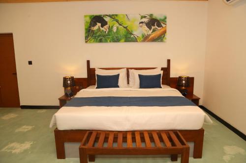 锡吉里亚NATURALIZA的一间卧室配有一张带蓝色枕头的大床