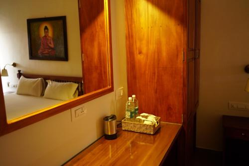 可瓦兰Buddha Beach Hotel的一间镜子浴室和一张位于客房内的床