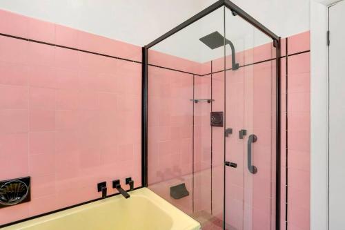 布罗肯希尔Mabel’s retreat 4 bedrooms,Wifi,Netflix,Kayo的浴室设有粉红色瓷砖和淋浴。
