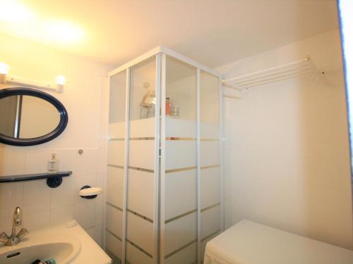 滨海拉特朗什Maison La Tranche-sur-Mer, 1 pièce, 4 personnes - FR-1-22-194的白色的浴室设有卫生间和水槽。