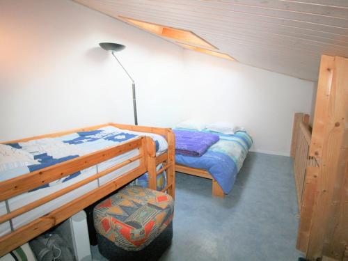 滨海拉特朗什Maison La Tranche-sur-Mer, 1 pièce, 4 personnes - FR-1-22-194的一间卧室配有两张双层床和一盏灯。