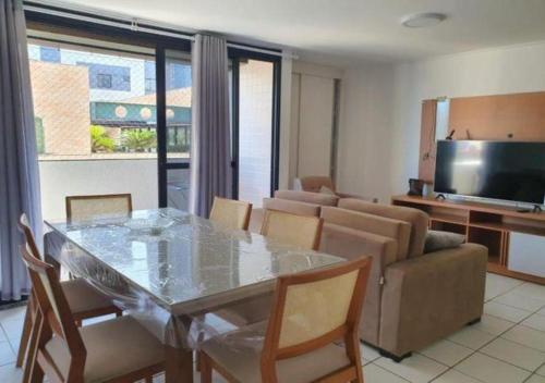 马塞约Apartment Neo 2.0的客厅配有玻璃桌和沙发