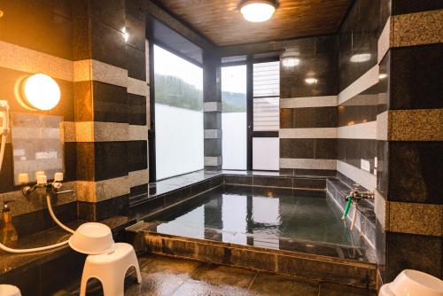 本宫Guest House Takiyoshi的一间室内浴室,内有水池