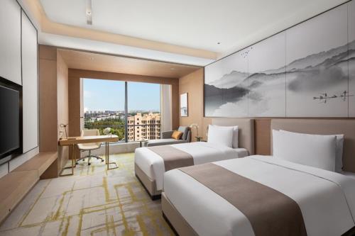 上海上海虹桥维景酒店的酒店客房设有两张床和电视。