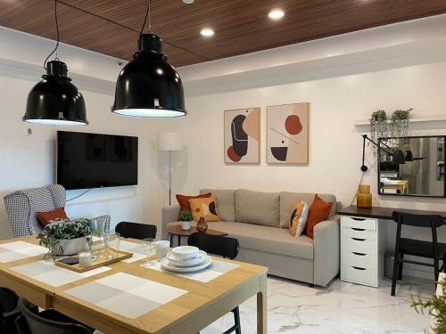 马尼拉San Lorenzo Place的客厅配有沙发和桌子