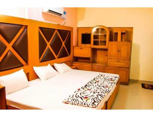 阿姆利则Hotel Kailash, Amritsar的一间卧室配有一张带斑马图案的大床