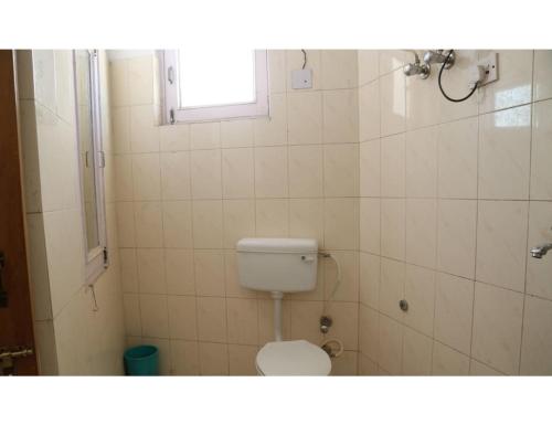 阿姆利则Hotel Kailash, Amritsar的一间带卫生间和窗户的小浴室