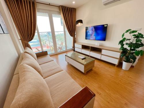 下龙湾Sky Halong Apartment的带沙发和平面电视的客厅