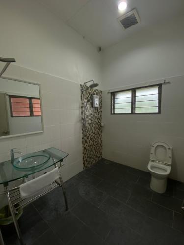 太平Raintown inn taiping的一间带水槽和卫生间的浴室