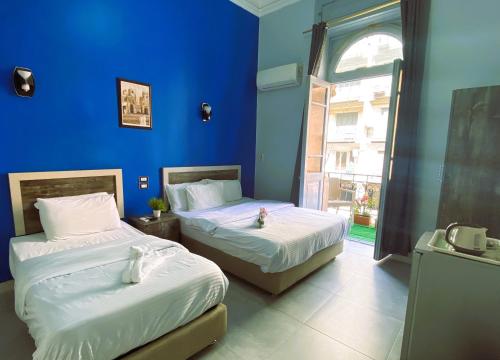 开罗澳大利亚旅馆的蓝色墙壁客房的两张床