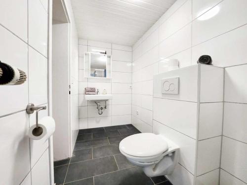 布尔沙伊德1 Room Apartment in Burscheid的白色的浴室设有卫生间和水槽。