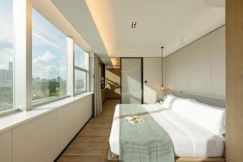 深圳深圳东门壹棠服务公寓的一间卧室设有一张大床和大窗户