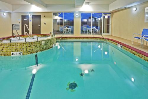 Woodward快捷假日套房酒店，伍德沃德270号公路的在酒店房间的一个大型游泳池