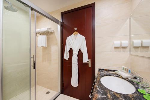 顺义北京临空假日酒店的浴室的门上挂着一件长袍