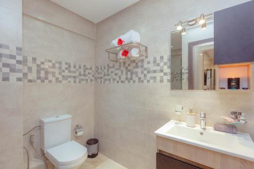 马拉喀什Cozy 2-bedroom apartment in Gueliz, Marrakech的一间带卫生间、水槽和镜子的浴室