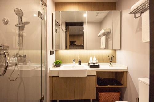 深圳深圳东门壹棠服务公寓的一间带水槽和淋浴的浴室