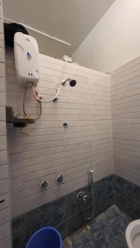 浦那Backpackers hostel的带淋浴和卫生间的浴室。