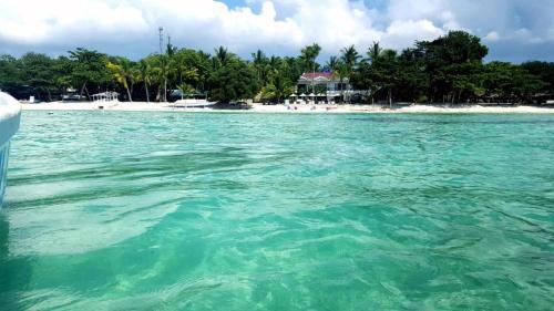 邦劳Villa Umi Panglao Resort的水上船只享有海滩美景