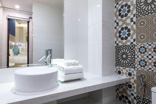 岘港Bella Merry Hotel and Apartment的白色的浴室设有水槽和镜子