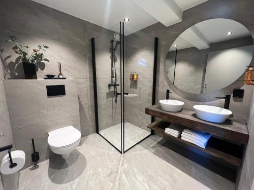 利勒哈默尔利乐哈姆旅行者经济型酒店的带淋浴、卫生间和盥洗盆的浴室