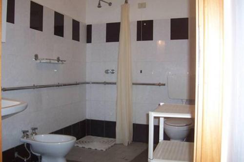 米斯泰尔比安科Agriturismo Ruvitello的一间带卫生间和水槽的浴室