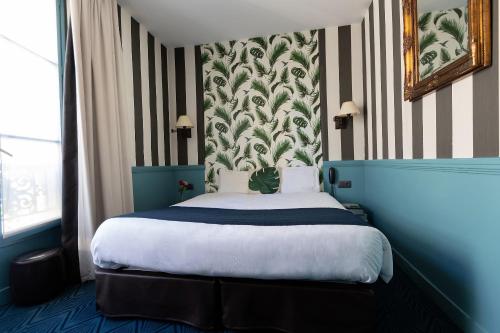 巴黎帕特里克·哈亚特剧院酒店的一间卧室,卧室内配有一张大床