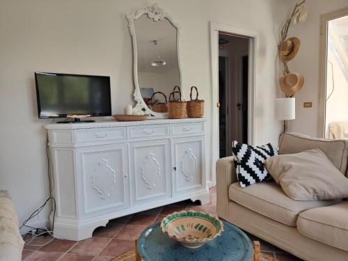 圣维托罗卡波La Casa Di Aceste的一间带电视和白色橱柜的客厅