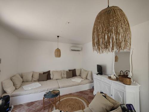 圣维托罗卡波La Casa Di Aceste的白色的客厅配有沙发和镜子