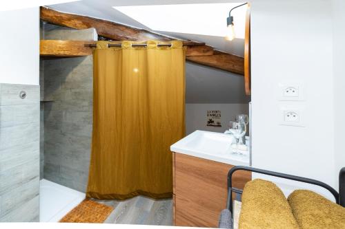 RambervillersLa Ferblanterie的浴室设有黄色的淋浴帘和水槽