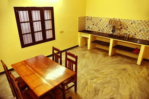 蓬蒂切里Smith 5BHK Villa的用餐室配有木桌和桌椅