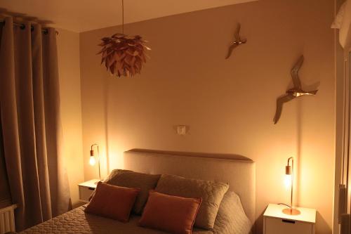 科克赛德Lucaya的一间卧室配有一张带两个灯的床
