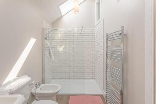 LochwinnochStylish self contained studio near Glasgow Airport的带淋浴和卫生间的白色浴室