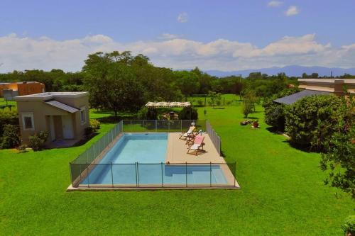 El Encón查卡拉酒店的享有带游泳池的庭院的顶部景致