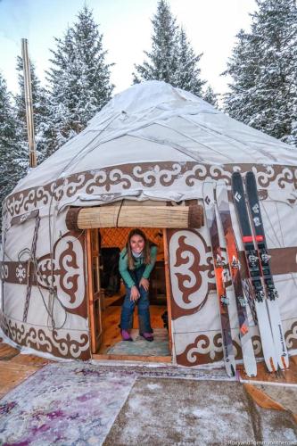 DzhetyoguzYurty Mc yurt的女人坐在冰屋里