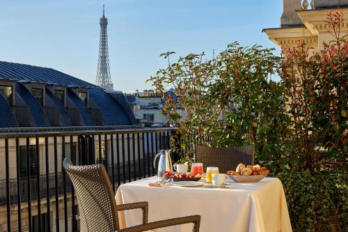 巴黎拉斐尔酒店的阳台上的桌子上放着一碗水果