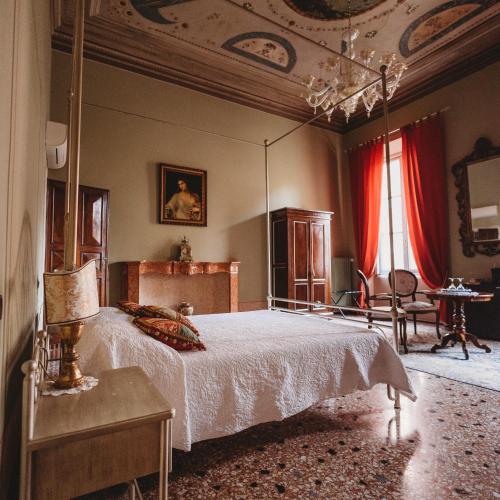 摩德纳萨洛托阿尔阿提酒店的一间卧室配有一张大床和大镜子