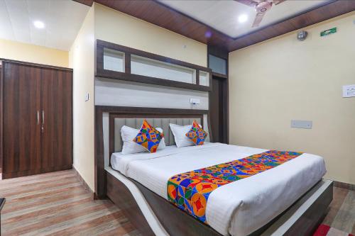 瓦拉纳西FabHotel Saumendra的一间卧室,卧室内配有一张大床