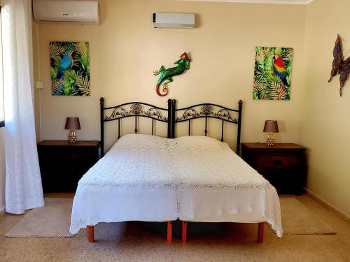 弗里希利亚纳Casa Granero的卧室配有一张床,墙上挂有两幅画