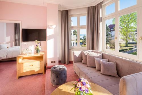 奥斯赛拜-屈隆斯博恩库隆斯博恩沃克罗内酒店的带沙发和大窗户的客厅