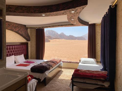 瓦迪拉姆Wadi Rum Khalid luxury camp的沙漠景客房 - 带两张床
