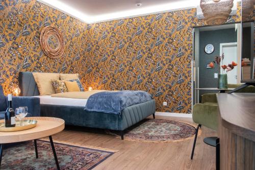 布达佩斯Grand Suites Corvin的一间卧室配有床和壁纸覆盖的墙壁