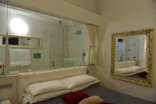 泰尔莫利Conte Max Rooms的一间带镜子、一张床和淋浴的浴室