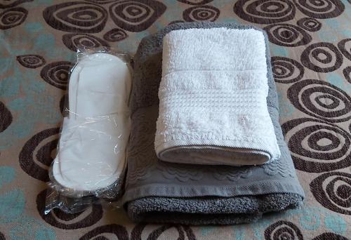 伊斯坦布尔Fener sweet的毛巾和桌子上的1瓶肥皂