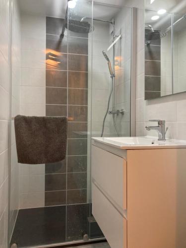 勒·雷约尔·卡纳德尔·苏尔Appartement - Résidence Le Paradou的带淋浴和盥洗盆的浴室