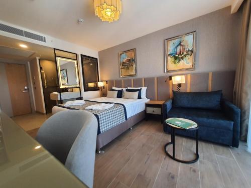 锡德Sunthalia Hotels & Resorts Ultra All Inclusive Adults Only Party Hotel的酒店客房,配有床和沙发