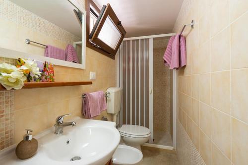 莱切省卡斯特罗L' ATTICO CastroSalento的一间带水槽和卫生间的浴室
