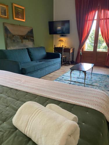 陶尔米纳不列颠尼亚度假屋的客厅配有沙发和桌子