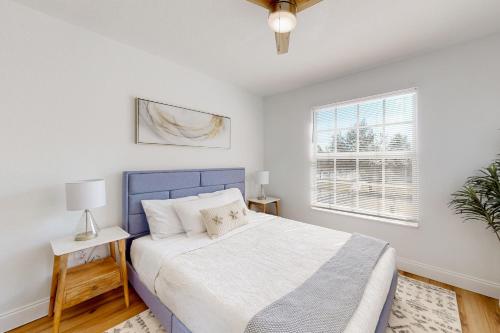 迈尔斯堡Beach Sunflower, Unit #516的一间卧室设有蓝色的床和窗户。