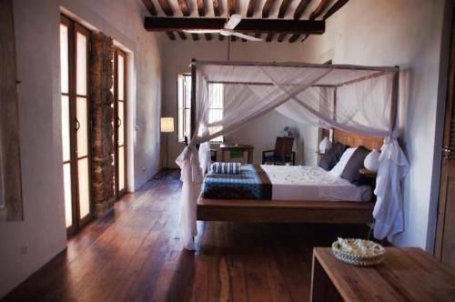 Villa Moringa lodge的一间卧室配有一张带天蓬的大床