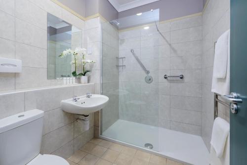 基拉尼Castlerosse Park Resort的带淋浴、卫生间和盥洗盆的浴室